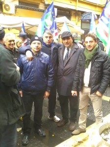 Raffaele Colucci con alcuni manifestanti