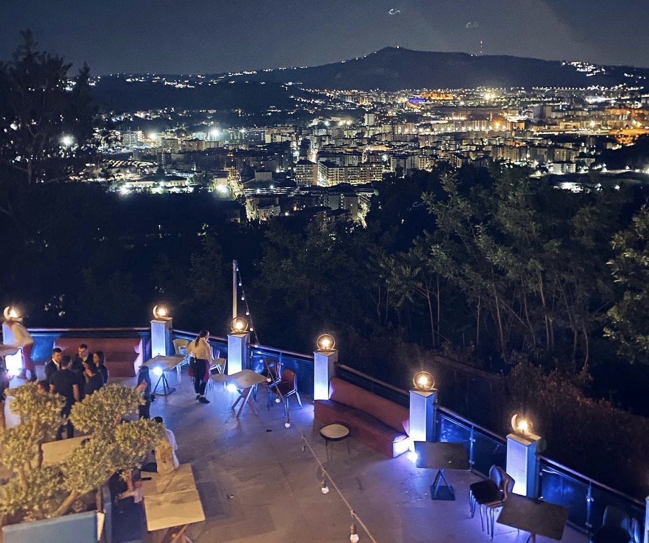 Ferragosto a Napoli: white party e drink sotto le stelle da Riserva Rooftop 1