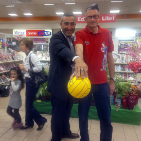 Giovanni Coratella del Pozzuoli con Andrea Lucchetta mito del volley