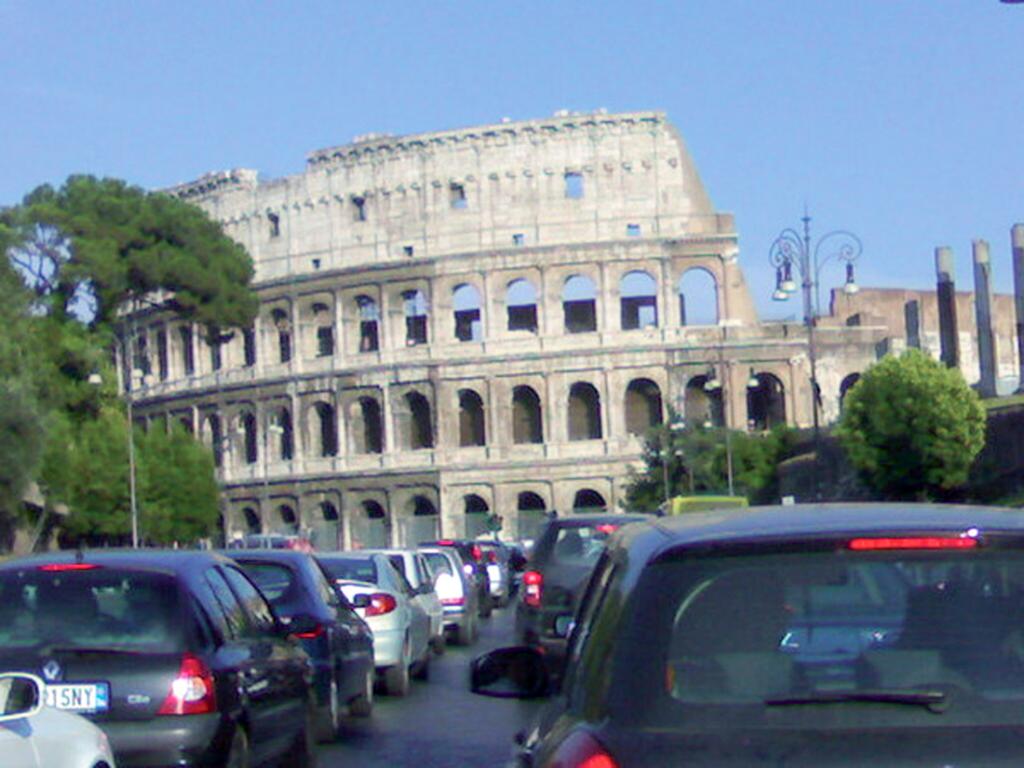 traffico-roma-colosseo-