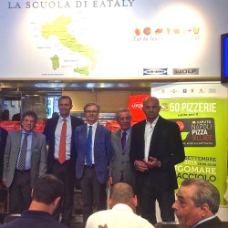 da sinx Sergio Miccù-pres APN, Luigi De Magistris, Sindaco di Napoli, Claudio Sebillo manager Pizza Village, Carmine Caputo de' l'Antico Molino, Franco Manna Pres Gr.Sebeto