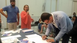 Mario Sirignano firma il protocollo, alle sue spalle Raffaella Ruocco