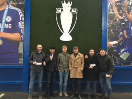 I vincitori della seconda tappa fuori lo stadio del Chelsea a Londra