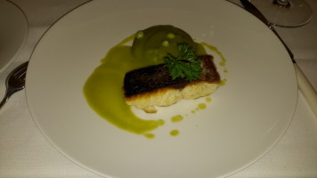 branzino con puré di piselli e la sua salsa