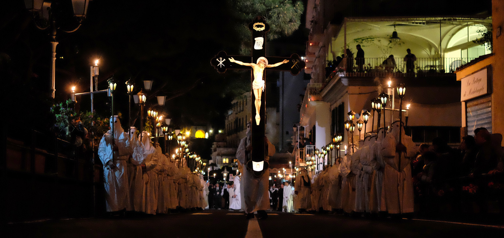 Amalfi. Venerdì la suggestiva processione notturna del Cristo Morto