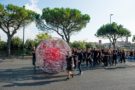 VENERDI’ 8 GIUGNO, ALLE 17.30, FIORINDA LI VIGNI (IISF), ATTILIO SCARPELLINI (RADIO RAI) E CESARE MORENO (MAESTRI DI STRADA) RACCONTERANNO LA PERIFERIA CON SISIFO FELICE