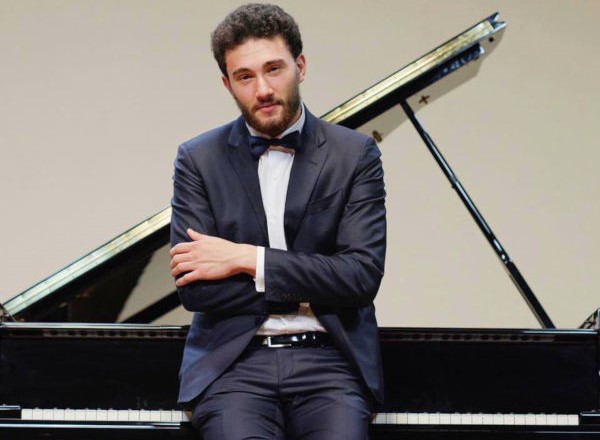 Chopin e Brahms con il talento reggino Emanuele Vito De Caria, quinto finalista del contest “Il Maggio del Pianoforte”