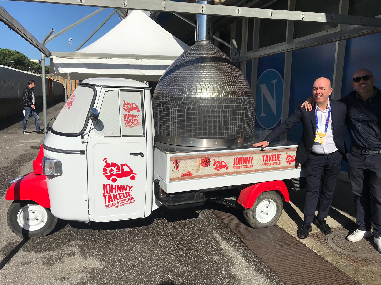 Napoli – Stella Rossa: l’apecar che sforna pizze a portafoglio nell’area vip