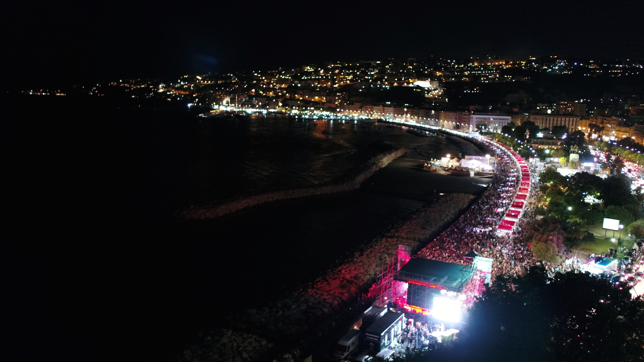 Tutti gli artisti con RTL 102,5 sul palco del Napoli Pizza Village