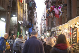 Da Napoli, 77 cartoline con l’annullo filatelico di Poste Italiane per abbattere tutti i muri del mondo