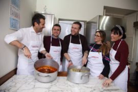Gli ospiti del Ristoro Sant’Egidio a cena con la Signora Bettola