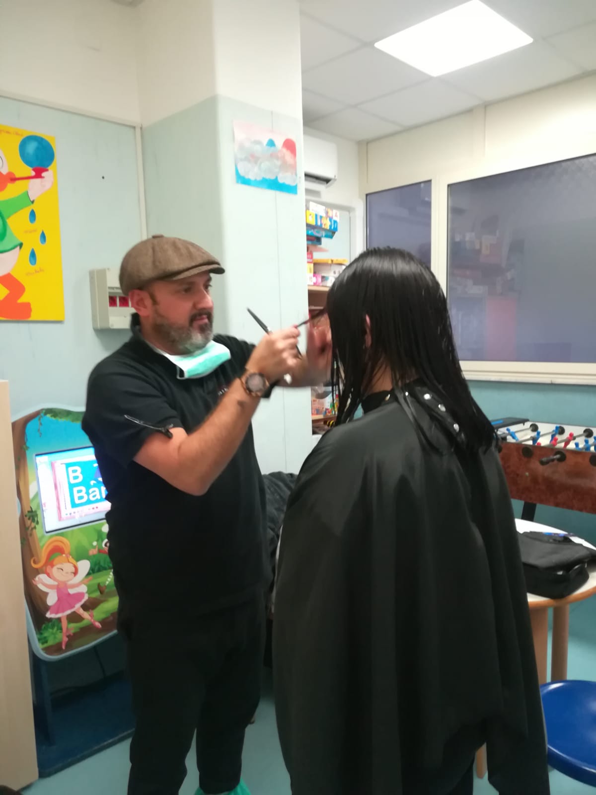 Il parrucchiere Roberto Esposito dona un nuovo look alle mamme dei bambini ricoverati al Pausilipon
