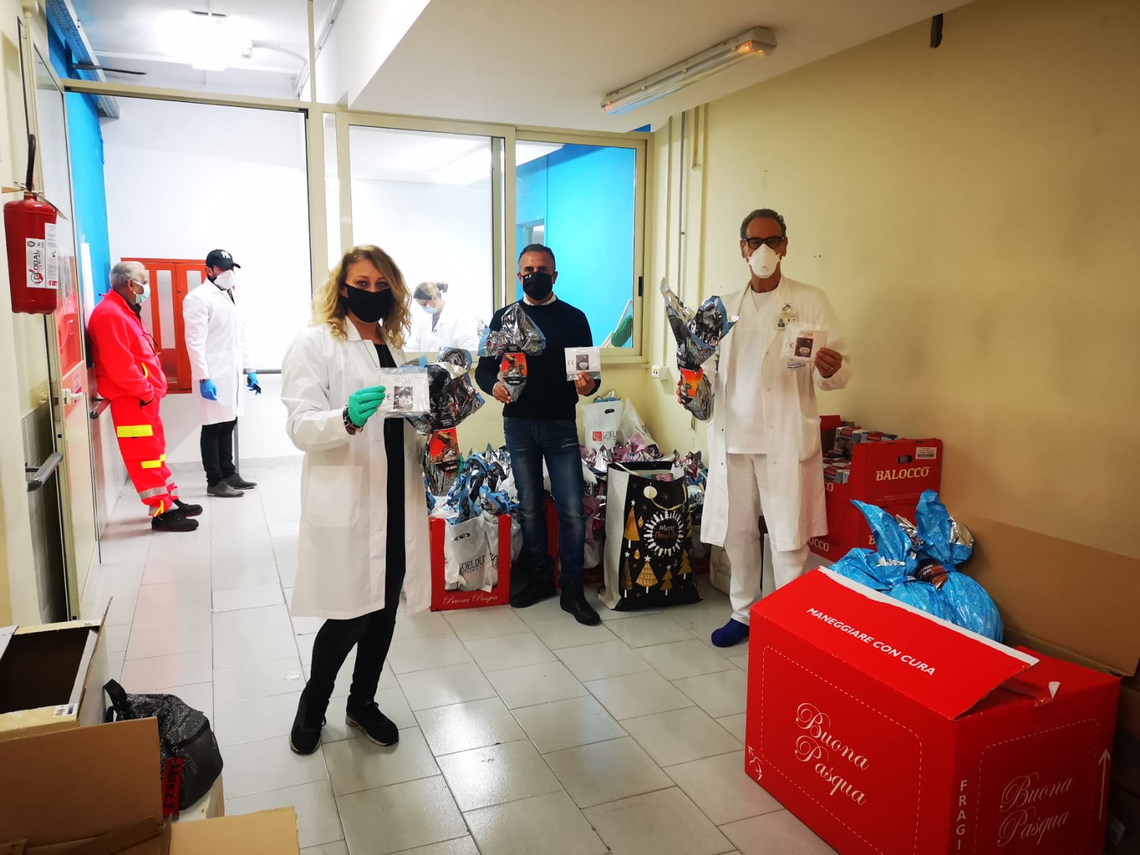 l'associazione "Tra Cielo e Mare" consegna mascherine, giocattoli e uova di cioccolato al Santobono Pausilipon