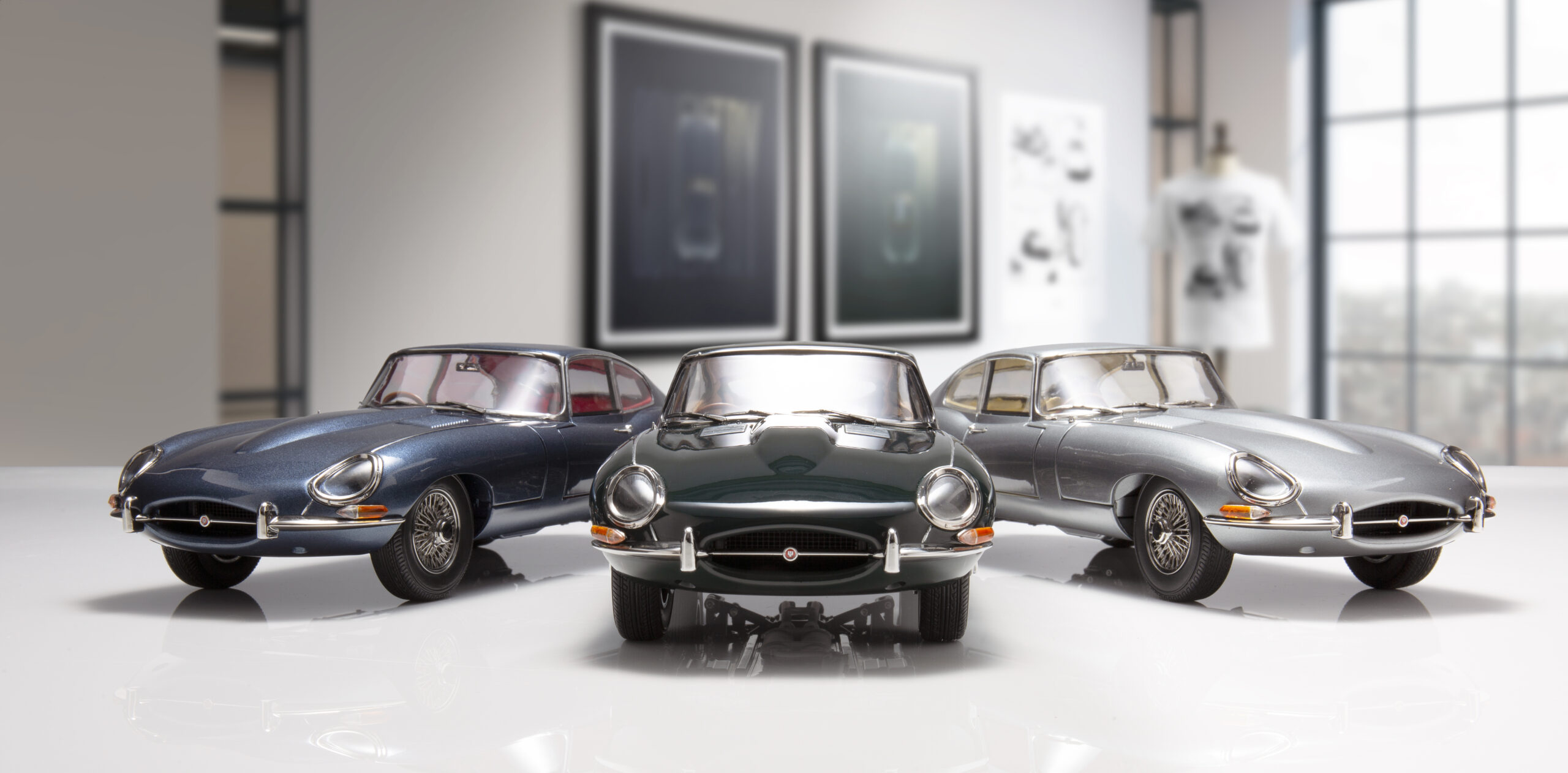 CLASSICI OGGETTI DI DESIGN CELEBRANO I 60 ANNI DELL’ICONICA JAGUAR E-TYPE