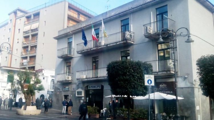 Poggiomarino, consiglio comunale tra le polemiche. L’opposizione: “Progetti raffazzonati e offese personali”