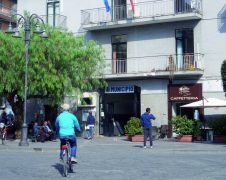 Commercio ambulante vietato in alcune vie di Poggiomarino. L’opposizione: “Scelta sbagliata”