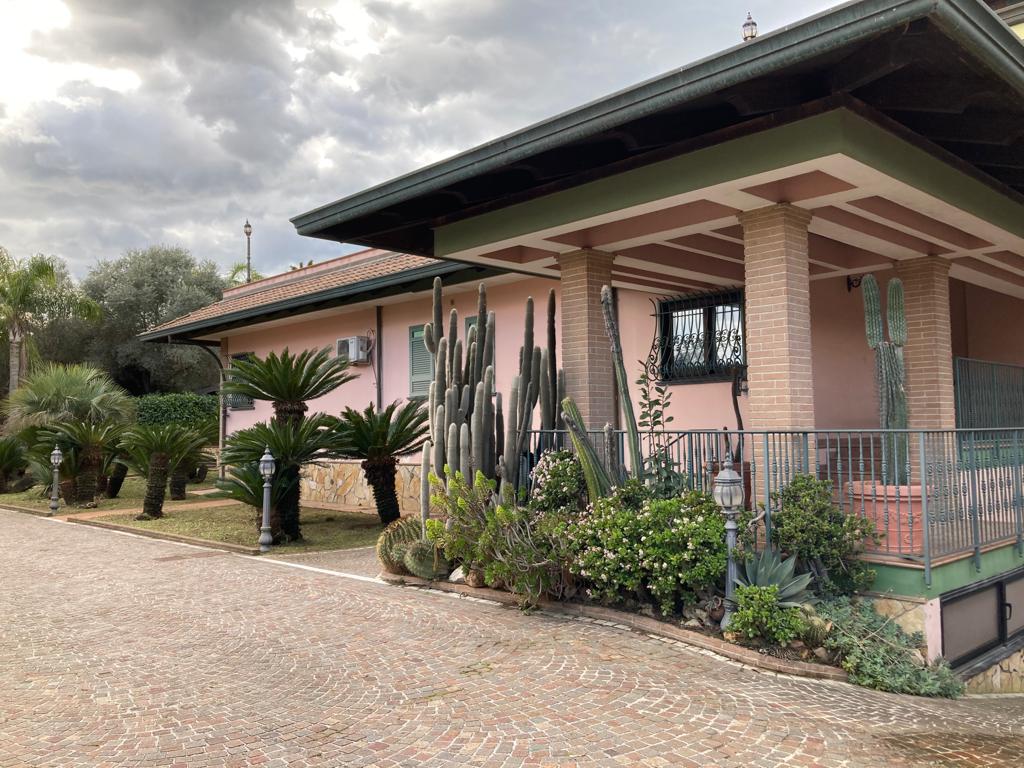 Villa Mehari-Casa della Legalità e delle associazioni: firmato l'atto di aggiudicazione per la gestione decennale della villa con piscina e giardino confiscata alla camorra